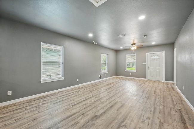 906 S Willow St, House other with 3 bedrooms, 2 bathrooms and null parking in Sherman TX | Image 4