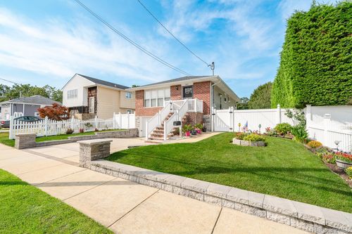 3663 Roanoke St, Seaford, NY, 11783-3055 | Card Image