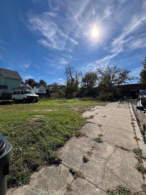 11 Dyer St, Fall River, MA, 02720-2615 | Card Image