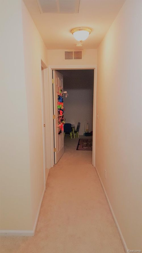 5346 Brookemonte Cir, Oakland Twp, MI, 48306-5015 | Card Image