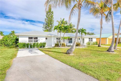 527 109th Ave N, NAPLES, FL, 34108-1807 | Card Image