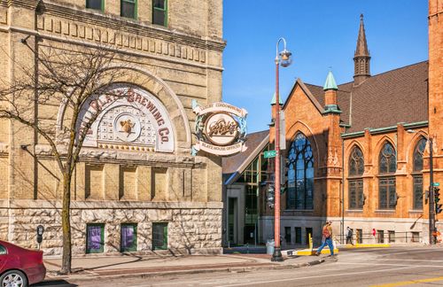 270 E Highland Ave, MILWAUKEE, WI, 53202-6635 | Card Image