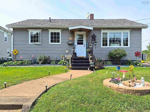 16 Copp Ave, House with 3 bedrooms, 1 bathrooms and null parking in Amherst NS | Card Image