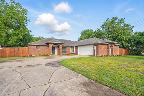 829 Hunters Creek Dr, DeSoto, TX, 75115-4761 | Card Image