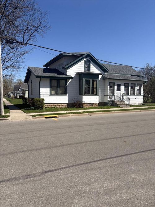 233 W Larrabee Street, OMRO, WI, 54963 | Card Image