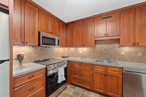 143-3942 N Oakland Avenue, Shorewood, WI, 53211 | Card Image