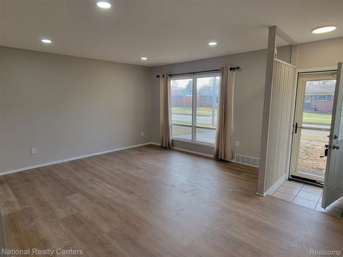 27272 Pembroke Dr, Warren, MI, 48092-5122 | Card Image