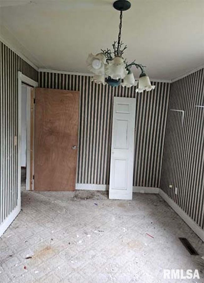 113 S Franklin St, House other with 5 bedrooms, 2 bathrooms and null parking in Camp Point IL | Image 10