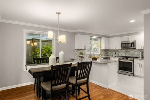 24230 Se 44th St, Sammamish, WA, 98029-7525 | Card Image