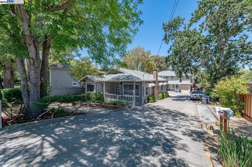 3939 Vineyard Ave, Pleasanton, CA, 94566-6708 | Card Image