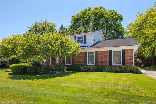 89 Maclynn Dr, Troy, MI, 48098-4626 | Card Image