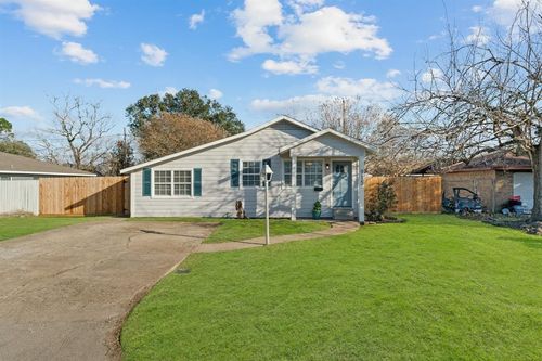 915 Avenue E, Rosenberg, TX, 77471-2323 | Card Image