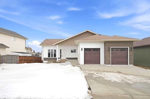 5123 55 Street Close, Eckville, AB, T0M0X0 | Card Image