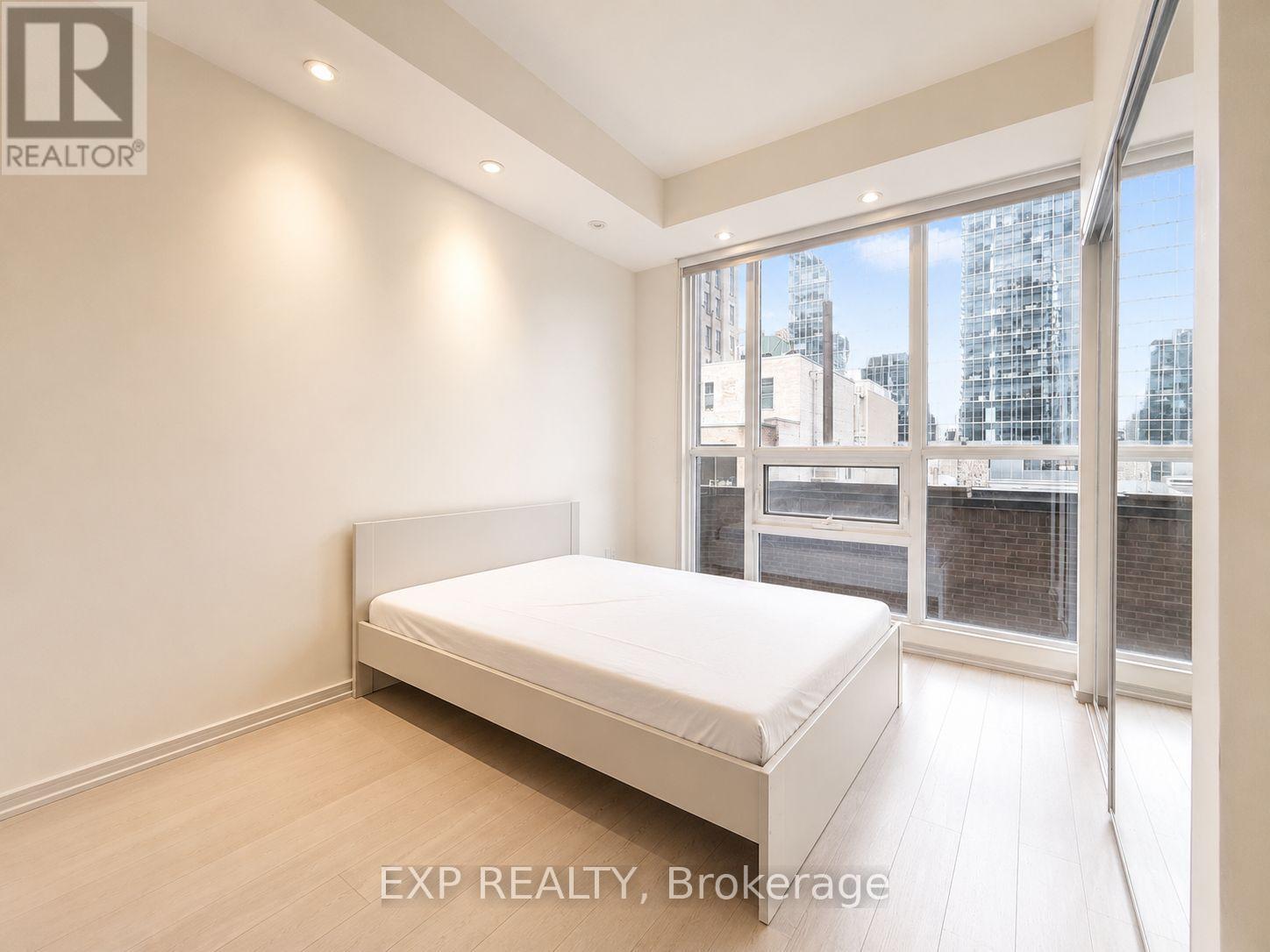 Residential Lease in Toronto (Bay Street Corridor) 4
