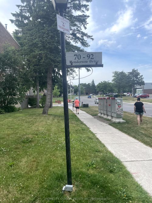 82-82 Henderson Dr, Aurora, ON, L4G3M3 | Card Image