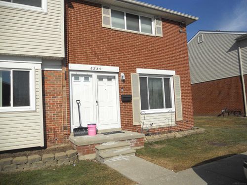 8225 Dartmouth Dr, Warren, MI, 48093-2814 | Card Image