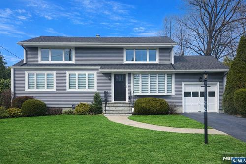 217 Sweetbriar Pl, Paramus, NJ, 07652-4759 | Card Image