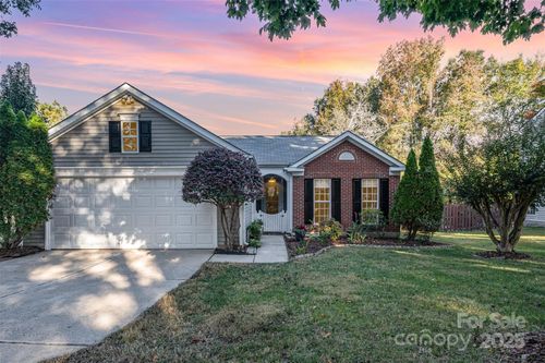 1603 Oakdale Green Dr, Charlotte, NC, 28216-1572 | Card Image