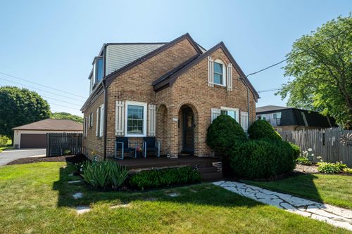 4270 S Nicholson Ave, Saint Francis, WI, 53235-5803 | Card Image