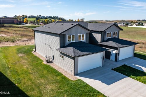 1710 Heart Ridge Loop Se, Mandan, ND, 58554-3511 | Card Image