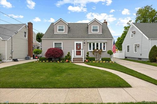 113 6th St, New Hyde Park, NY, 11040-4111 | Card Image