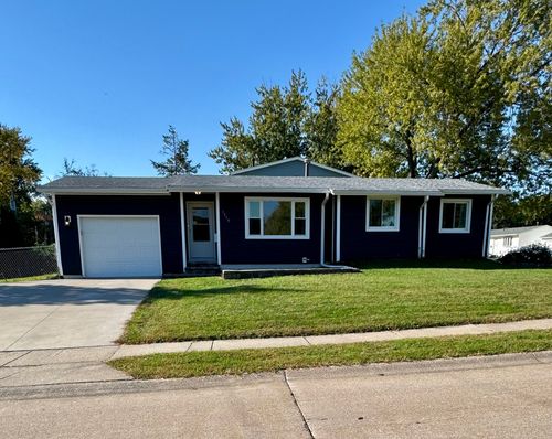 1969 Queens Dr, Bettendorf, IA, 52722-1943 | Card Image