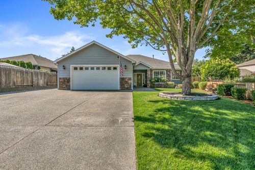 121 Mini Ln, Grants Pass, OR, 97527-8806 | Card Image