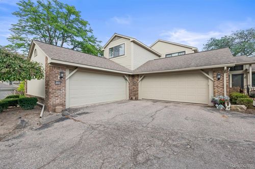 7208 Creeks Bend Dr, West Bloomfield, MI, 48322-3524 | Card Image