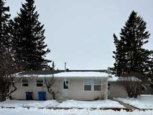 4 - 320 7 Avenue Ne, Home with 4 bedrooms, 1 bathrooms and null parking in Three Hills AB | Card Image