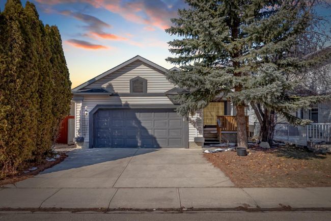 379 Del Ray Road Ne, Home with 6 bedrooms, 2 bathrooms and 4 parking in Calgary AB | Image 2