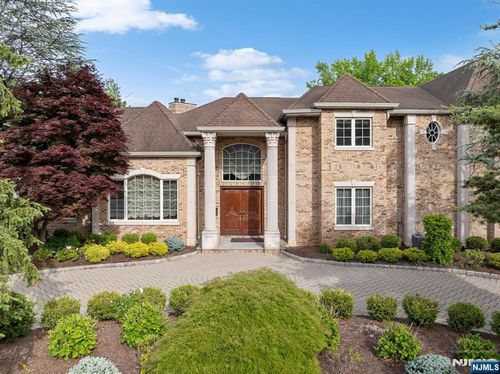27 Roberts Rd, Englewood Cliffs, NJ, 07632-2235 | Card Image