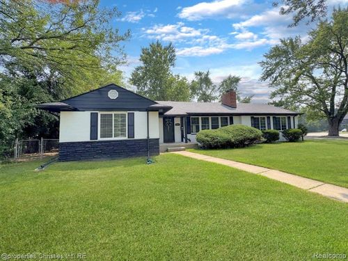 18051 Locherbie Ave, Beverly Hills, MI, 48025-4166 | Card Image