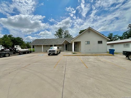 121 N Bryant St, Pleasanton, TX, 78064-3426 | Card Image
