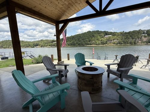 188 S River Front Dr, Clifton, TN, 38425-2001 | Card Image