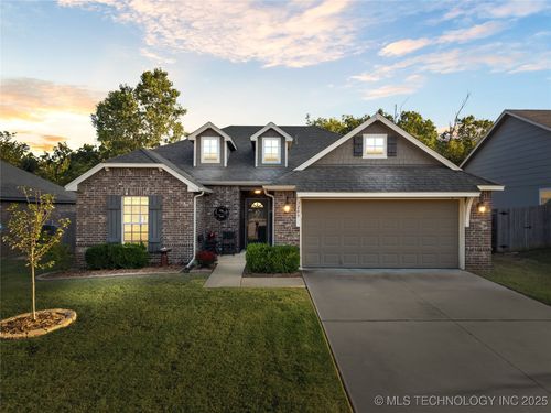 3209 Fredericksburg St, Broken Arrow, OK, 74011-4537 | Card Image