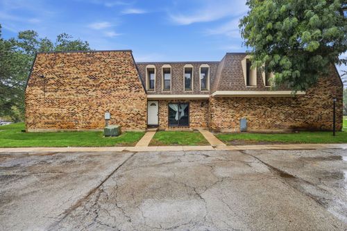 2064 Country Club Dr, Woodridge, IL, 60517-3033 | Card Image