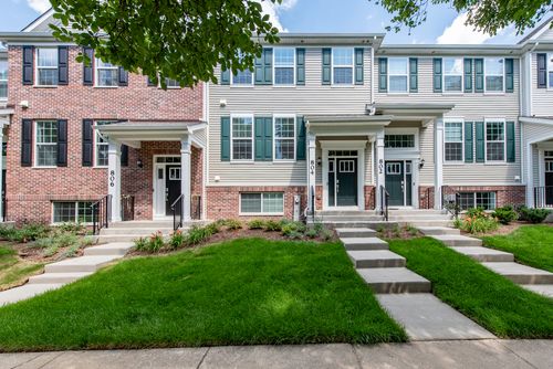 804 Neubauer Cir, Lindenhurst, IL, 60046-8654 | Card Image