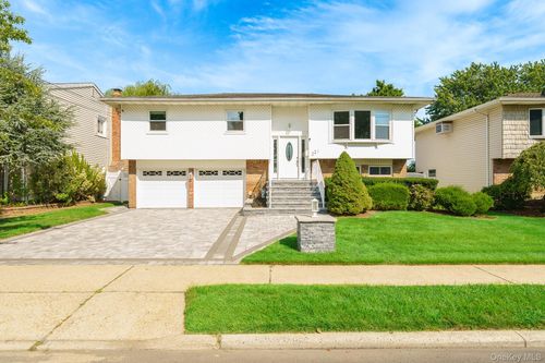 221 Roosevelt Avenue, Oyster Bay, NY, 11762 | Card Image