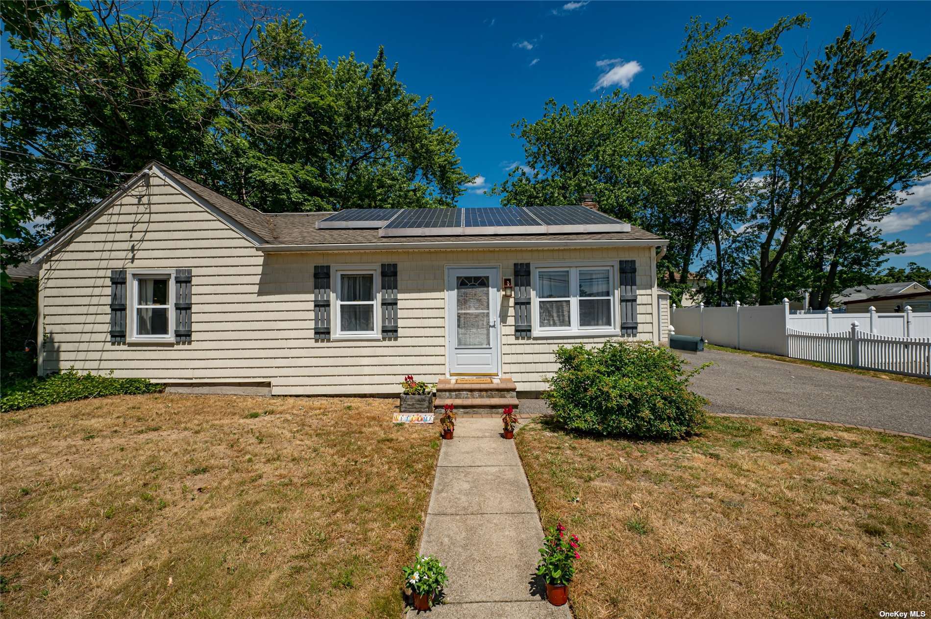 15th St, West Babylon, NY 11704
