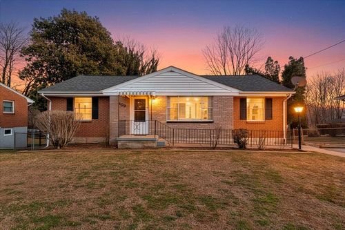 909 Chester Ave, Roanoke, VA, 24019-6211 | Card Image