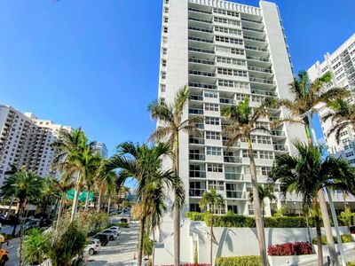 404 - 1880 S Ocean Dr, Condo with 2 bedrooms, 2 bathrooms and null parking in Hallandale Beach FL | Image 2