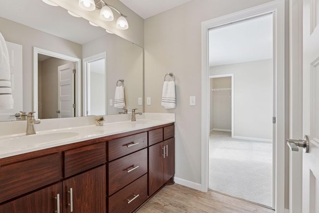 Full Jack & Jill Bath with double sinks | Image 31