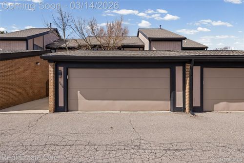 5226 Brett Ct, West Bloomfield, MI, 48322-2135 | Card Image