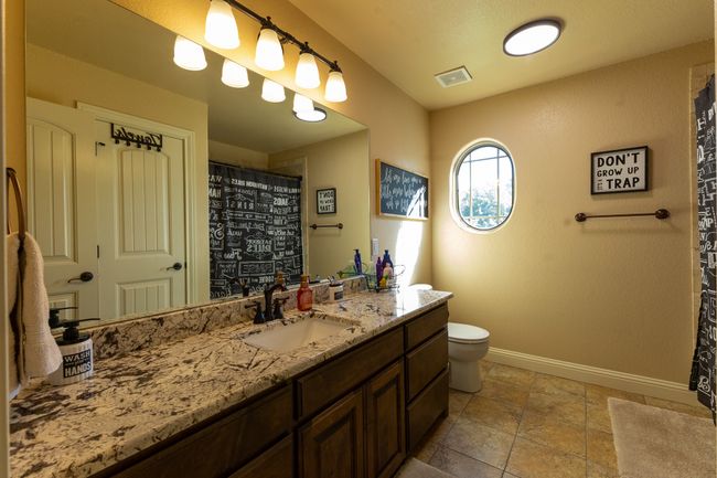 upstairs bath | Image 23