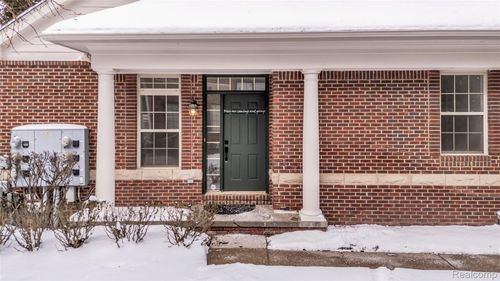 4392 Gateway Cir, West Bloomfield, MI, 48322-3670 | Card Image