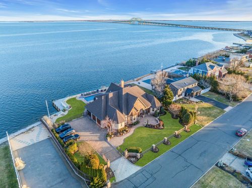 4 Shoal Dr, West Islip, NY, 11795-5135 | Card Image