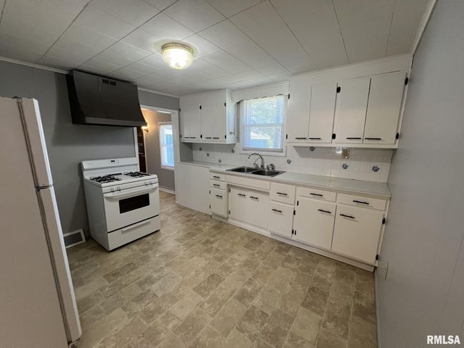700 Willow St, House other with 2 bedrooms, 1 bathrooms and null parking in Kewanee IL | Image 10