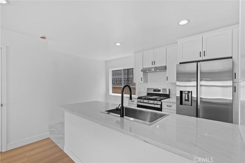 2-9019 Cedros Ave, Panorama City, CA, 91402-5801 | Card Image