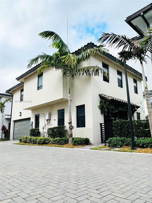 8253 Nw 47th Ln, Doral, FL, 33166-5682 | Card Image