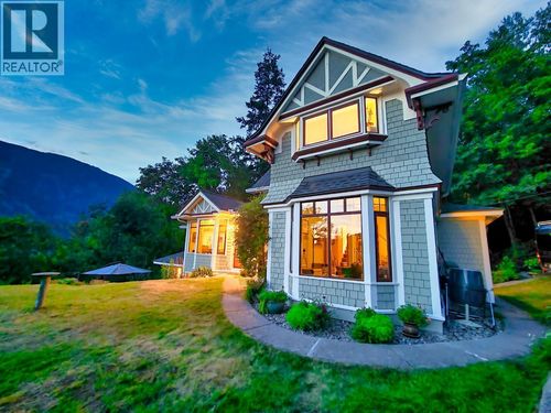 532 Park St, Nelson, BC, V1L2G9 | Card Image